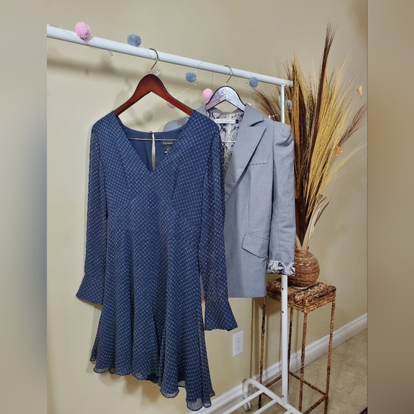 Club Monaco Dresses & Skirts - CLUB MONACO Navy Silk V-Neck Dress Sz. 4